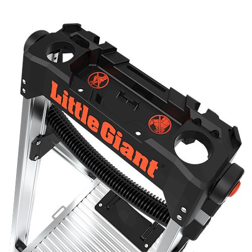 Little Giant Logo auf der Werkzeugablage einer Aluminiumleiter mit Sicherheitshinweisen