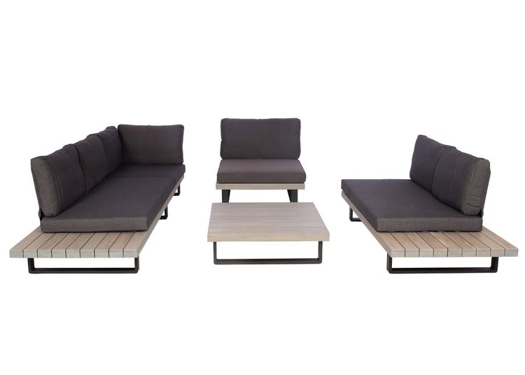 Garten-Lounge-Set aus Holz mit dunklen Polstern, bestehend aus modularem Sofa mit seitlichen Ablagen und flachem Couchtisch.