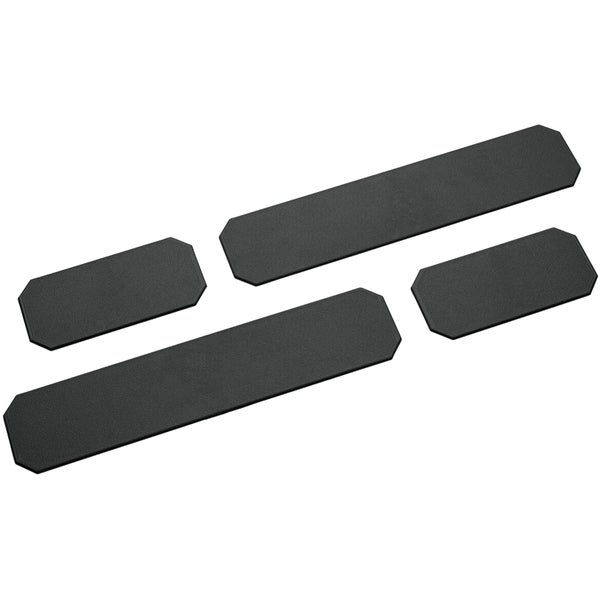 Vier schwarze strukturierte Anti-Rutsch-Streifen in verschiedenen Längen mit abgeschrägten Ecken für Treppen und glatte Oberflächen.