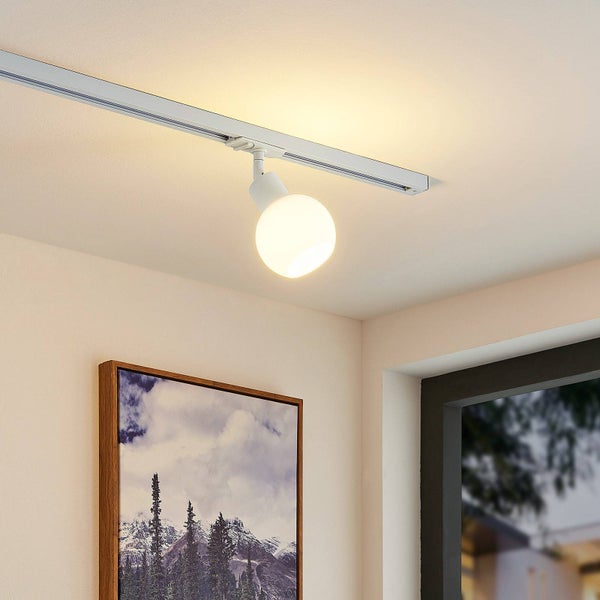 Schienensystem-Leuchte mit kugelförmigem Strahler an einer weißen Schiene montiert, modernes Design, helles Licht.