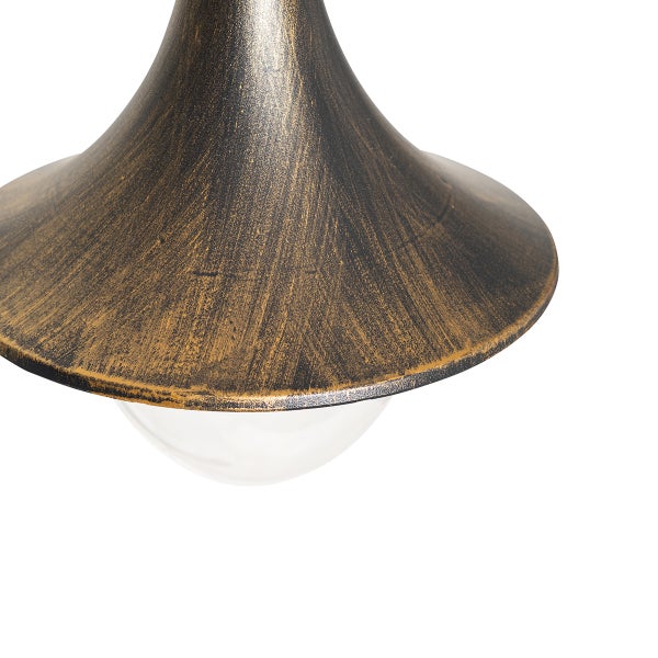 Nahaufnahme einer Außenleuchte mit antikem goldfarbenem Lampenschirm und weißem Glaskolben.