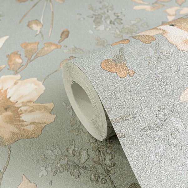 Eine Tapetenrolle mit Blumenmuster auf strukturiertem Untergrund.