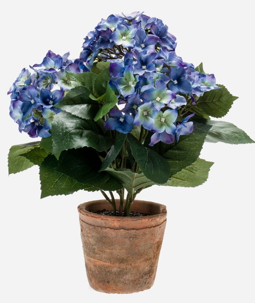 Künstliche Hortensie im Terrakottatopf mit blauen Blüten und grünen Blättern.