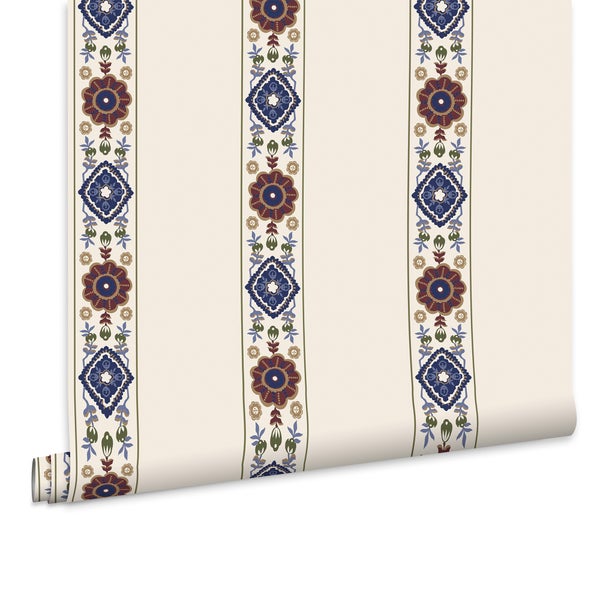 Vliestapete mit vertikalem Streifenmuster aus floralen und geometrischen Ornamenten im Folklore-Stil.