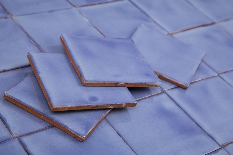 Quadratische Fliesen aus Keramik