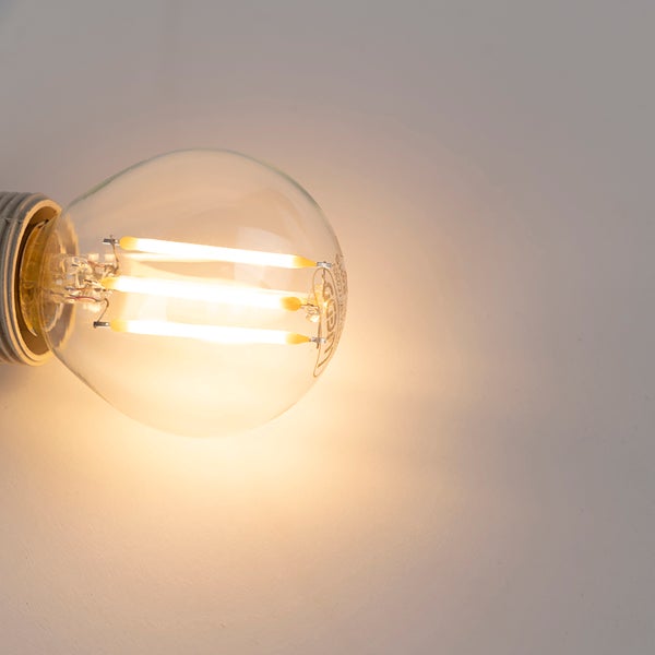 Leuchtendes LED-Filament-Leuchtmittel mit klarem Glas und warmweißem Licht.