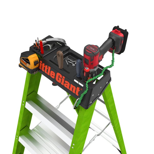Little Giant Werkzeugablage auf einer Leiter mit verschiedenen Handwerkzeugen wie Akkuschrauber, Maßband und Schrauben bestückt.