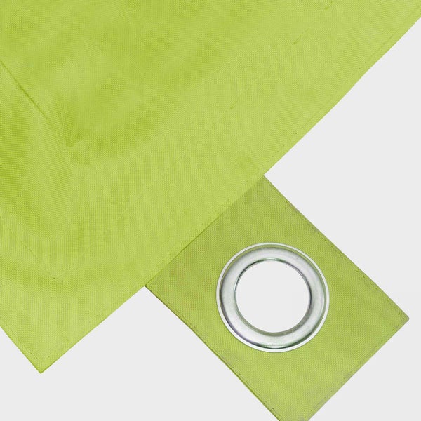 Grünes Sonnensegel aus Gewebe mit einer Metallöse in der verstärkten Ecke.