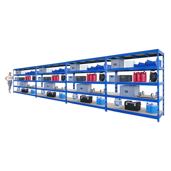 Blaues Metallregalsystem mit Holzböden, beladen mit verschiedenen Behältern und Kanistern.