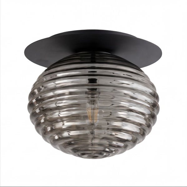 Deckenleuchte mit runder schwarzer Halterung und kugelförmigem Schirm aus geriffeltem Rauchglas.