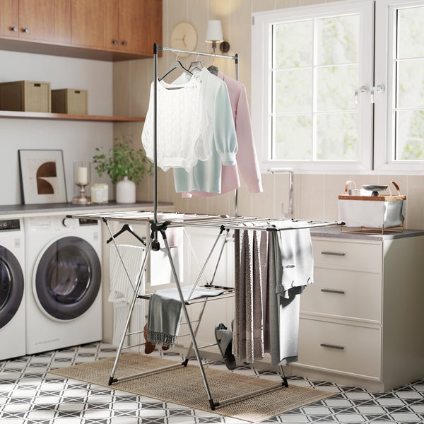 Moderner Metall-Wäscheständer in einer hellen Waschküche. Mit integrierter Kleiderstange für Bügel und mehreren Ebenen für viel Wäsche.