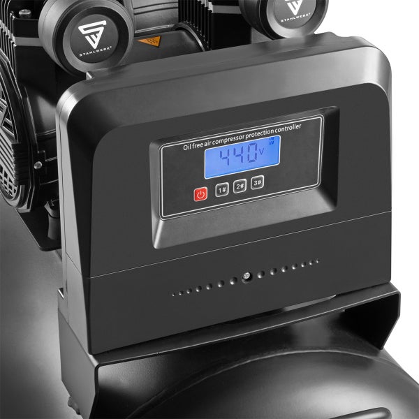STAHLWERK Logo auf einem ölfreien Luftkompressor mit Schutzregler und digitaler Anzeige