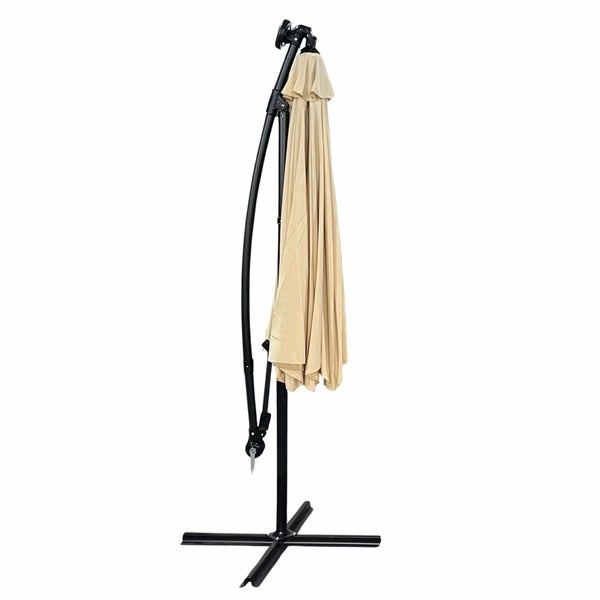 Beigefarbener Ampelschirm mit schwarzem Metallgestell für den Garten