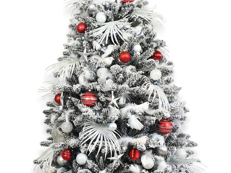 Künstlicher, verschneiter Weihnachtsbaum geschmückt mit roten und weißen Weihnachtskugeln, Sternen und dekorativen Vögeln.