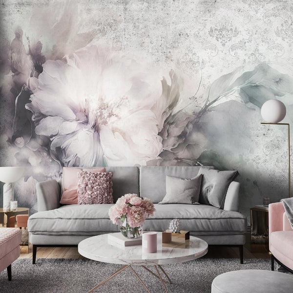 Wohnzimmer mit grauer Couch, Couchtisch und blumiger Wandtapete