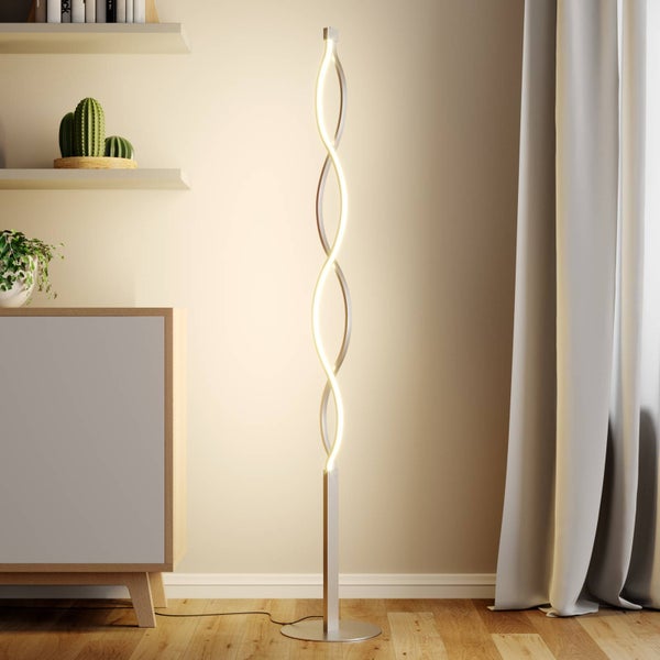 Moderne LED-Stehleuchte mit spiralförmigem Lichtelement in einem hellen Wohnzimmer mit Holzboden, Sideboard und Wandregalen.