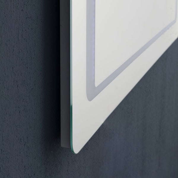 Nahaufnahme eines Badezimmerspiegels mit integrierter LED-Beleuchtung an einer strukturierten Wand.