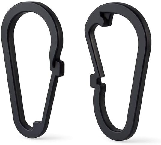 Zwei schwarze Vorhangringe in Tropfenform aus Kunststoff.