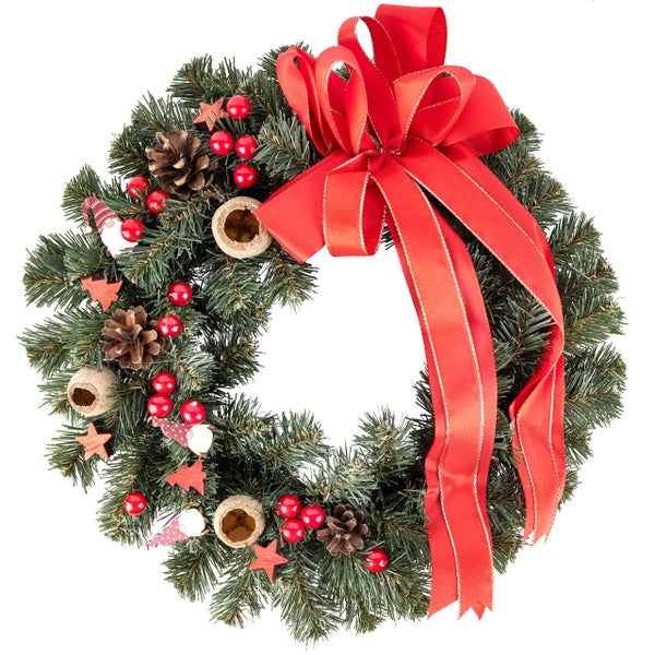 Künstlicher Weihnachtskranz dekoriert mit großer roter Schleife, Tannenzapfen, Beeren und kleinen Figuren.