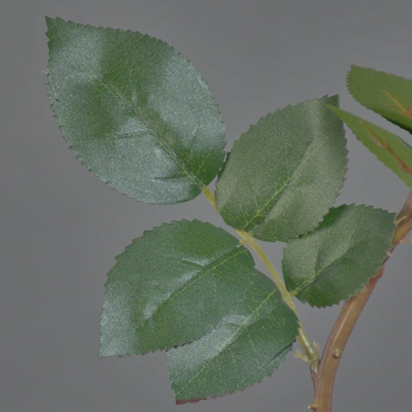 Künstliche Rose mit einer Blüte in Pfirsichfarben und Rosa sowie grünem Stiel mit Blättern.