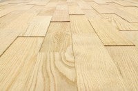Verlegte Holzpaneele als Bodenbelag