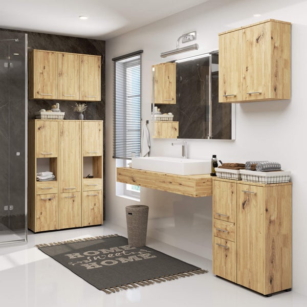 Badezimmer mit Waschtisch, Spiegelschrank, Hochschrank und Teppich