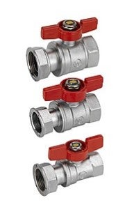 Drei Kugelhähne aus vernickeltem Metall in verschiedenen Größen mit roten Flügelgriffen und Überwurfmutter.