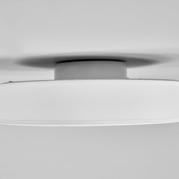 Runde Deckenleuchte mit flachem Textilschirm, direkt an der Decke montiert.