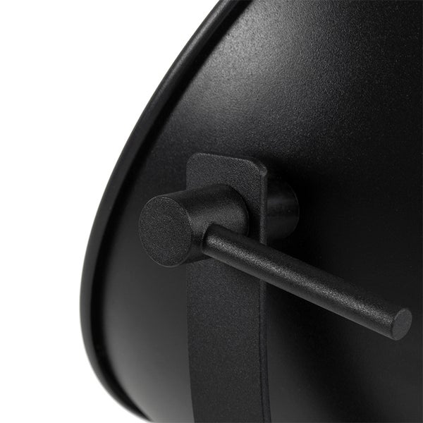 Detailansicht eines schwarzen Gartengrillofens mit Griff