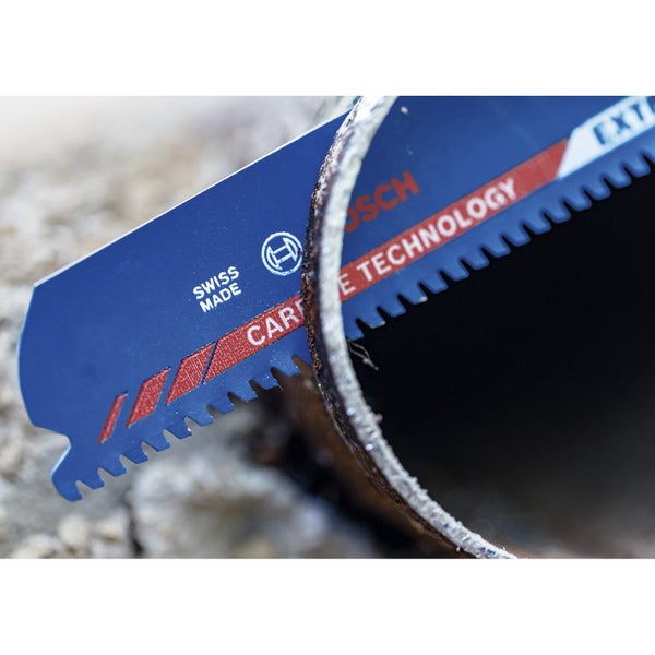 Akkusäbelsäge beim Schneiden eines Rohrs