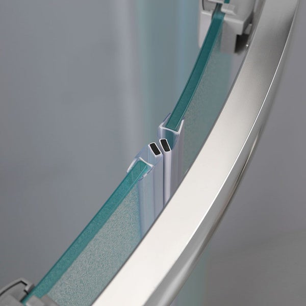 Detail einer Duschkabine mit Glas, Dichtung und Rahmen