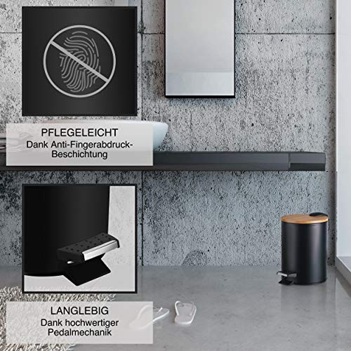 Badezimmer mit schwarzem Treteimer und Bambusdeckel, Details zu Griffbereitschaft und Soft-Close Funktion.