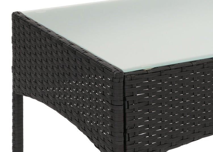 Detailansicht eines Gartentisches mit Glasplatte und Rattanoptik