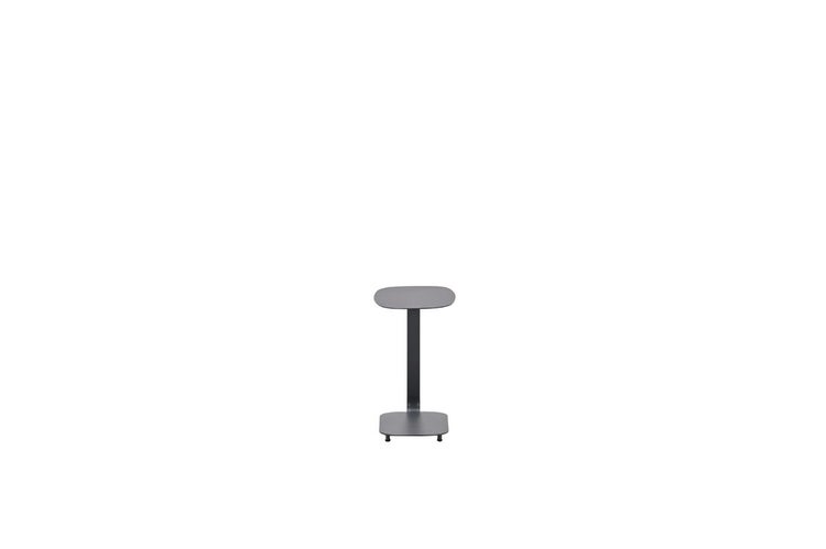 Minimalistischer Beistelltisch aus Metall mit ovaler Tischplatte.