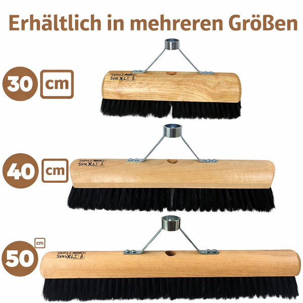 Drei Kehrbesen in verschiedenen Größen: 30 Zentimeter, 40 Zentimeter und 50 Zentimeter.
