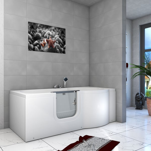 Begehbare Badewanne mit Glastür in einem hellen Badezimmer