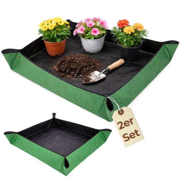 Zweiteiliges Set Umtopfmatten für Pflanzen mit Druckknöpfen an den Ecken, eine Matte befüllt mit Blumentöpfen, Erde und einer Handschaufel.