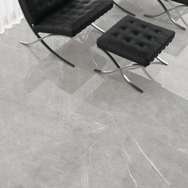 Fliesen in Marmoroptik mit glänzender Oberfläche als Bodenbelag in einem modern eingerichteten Raum mit Sitzmöbeln.