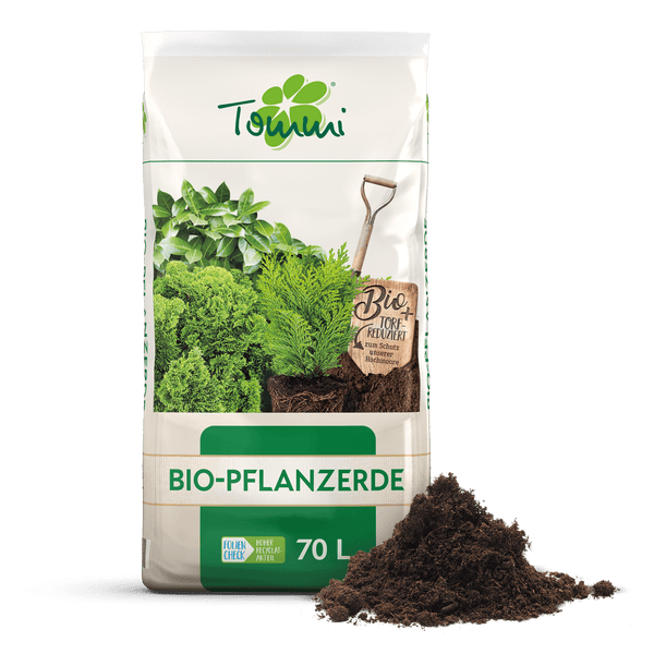 Tommi Bio-Pflanzerde torfreduziert im 70 Liter Sack aus Folie mit hohem Rezyklatanteil und einem Haufen loser Erde davor.