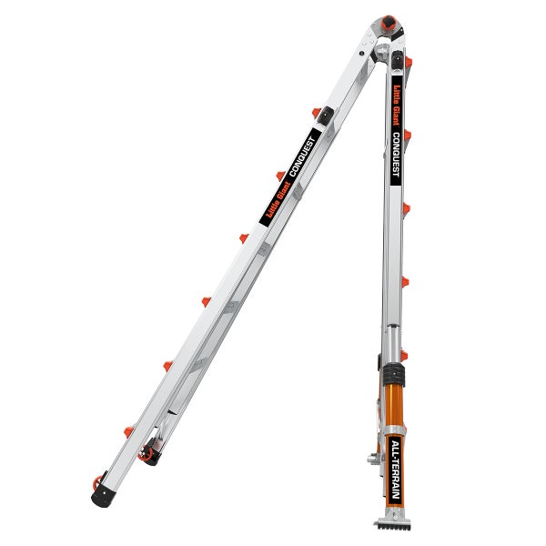 Little Giant Conquest Mehrzweckleiter aus Aluminium in A-Stellung aufgestellt.