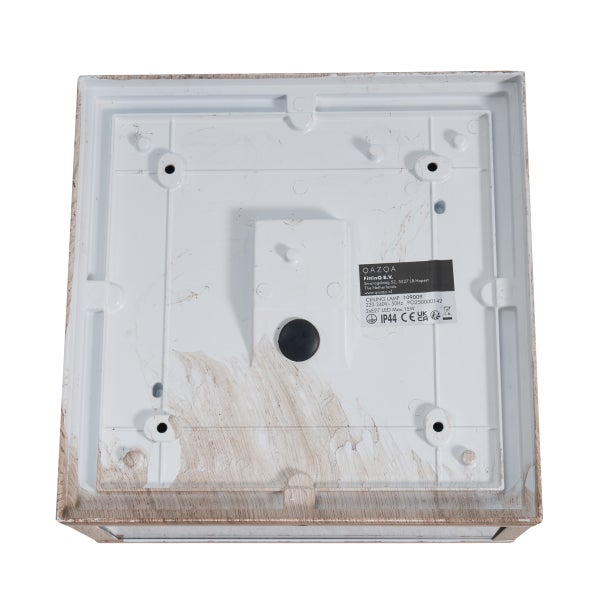 Rückseite einer quadratischen Deckenleuchte mit Holzoptik-Rand, Montageöffnungen und technischem Etikett für zwei E27 LED Lampen.