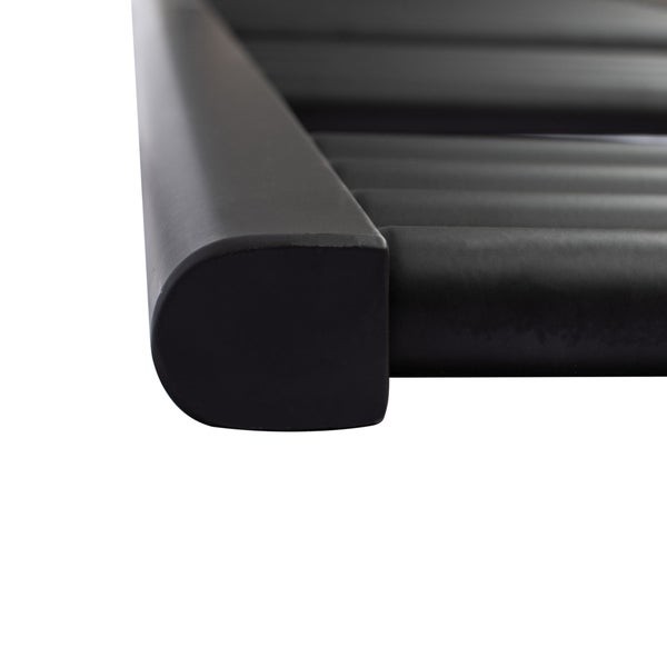 Nahaufnahme eines modernen schwarzen Heizkörpers mit matter Oberfläche, die das abgerundete Profil und die horizontalen Heizrohre zeigt.