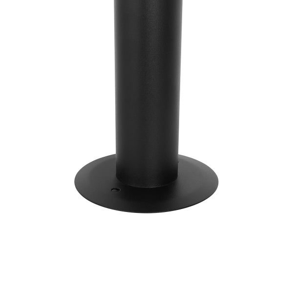 Standfuß eines schwarzen Metallpfostens mit runder Bodenplatte zur Befestigung.