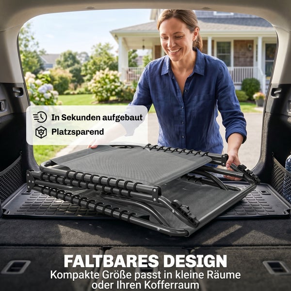 Frau legt eine platzsparende, faltbare Gartenliege in den Kofferraum eines Autos.