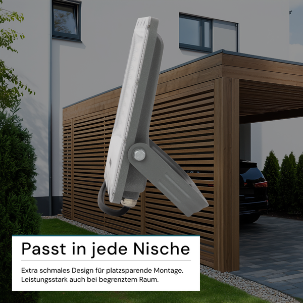 LED-Außenstrahler vor einem Haus und Carport