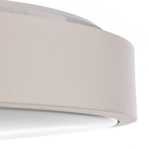 Detailansicht des matten Rahmens und des weißen Diffusors einer runden Deckenleuchte.