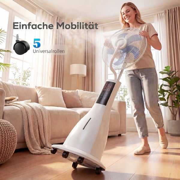 Standventilator mit Sprühnebelfunktion und fünf Universalrollen in einem hellen Wohnzimmer. Eine Frau schiebt den mobilen Ventilator.