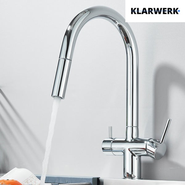 Klarwerk Küchenarmatur mit hohem Auslauf, herausziehbarer Brause und zwei Hebeln in Chrom. Wasser fließt aus dem Auslauf. Klarwerk Logo.