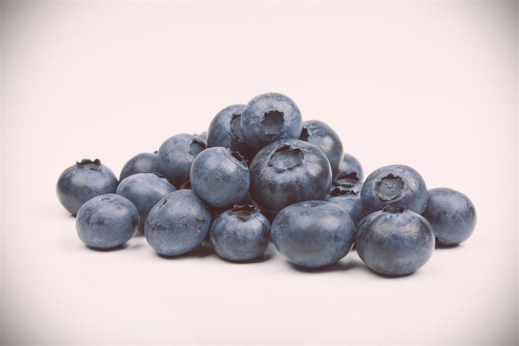 Ein kleiner Haufen frischer Heidelbeeren.
