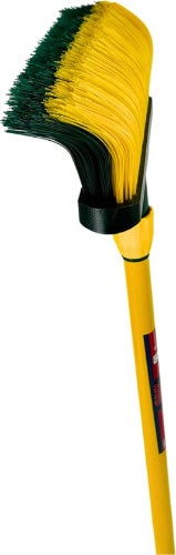 Kehrbesen mit gelbem Stiel und grünen Borsten